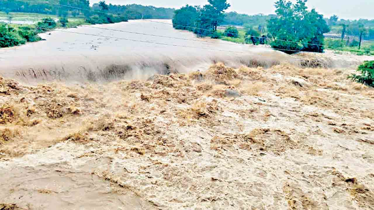 ఎడతెరిపి లేకుండా వర్షం