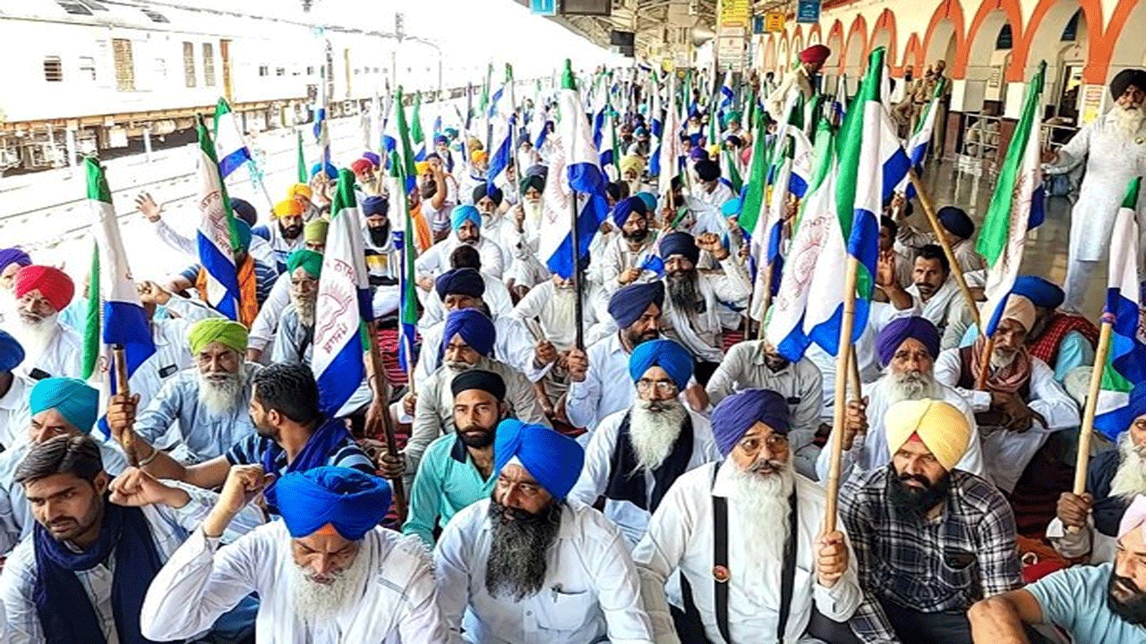 Rail Roko | డిమాండ్ల సాధ‌న కోసం పంజాబ్ రైతుల పోరుబాట‌