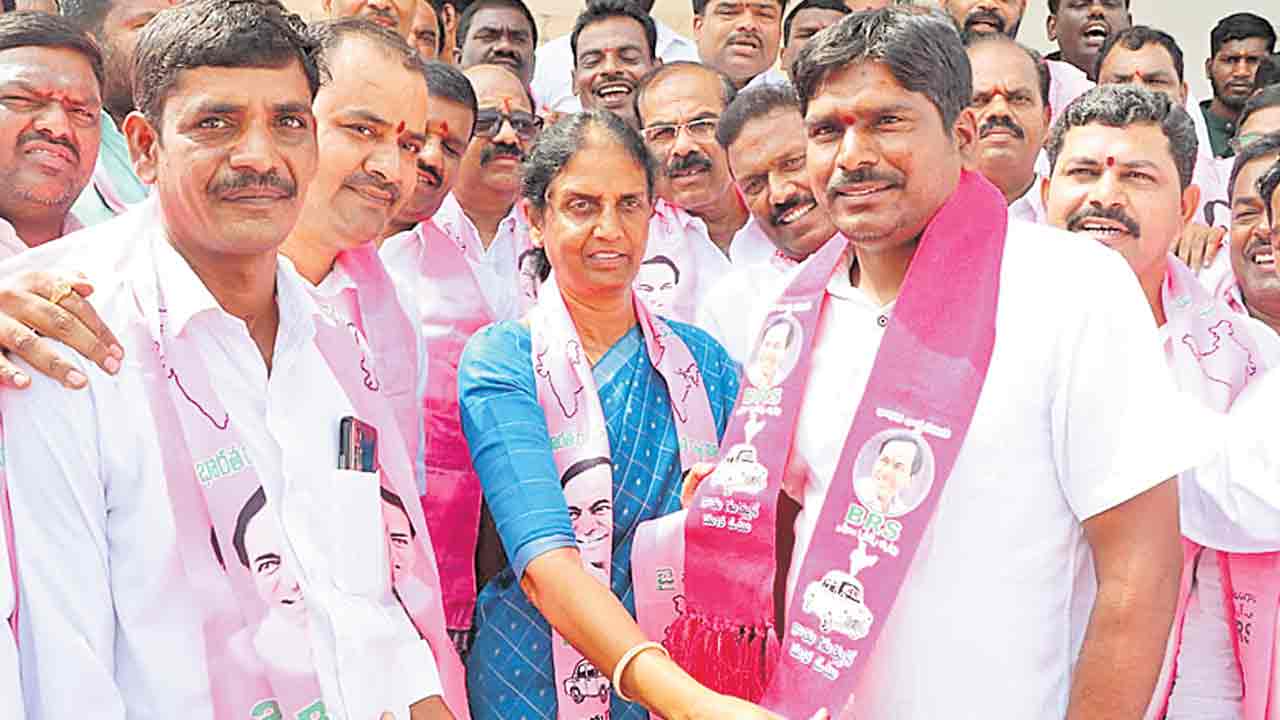 బీఆర్‌ ఎస్‌ జోరుతో ప్రతిపక్షాలు బేజారు