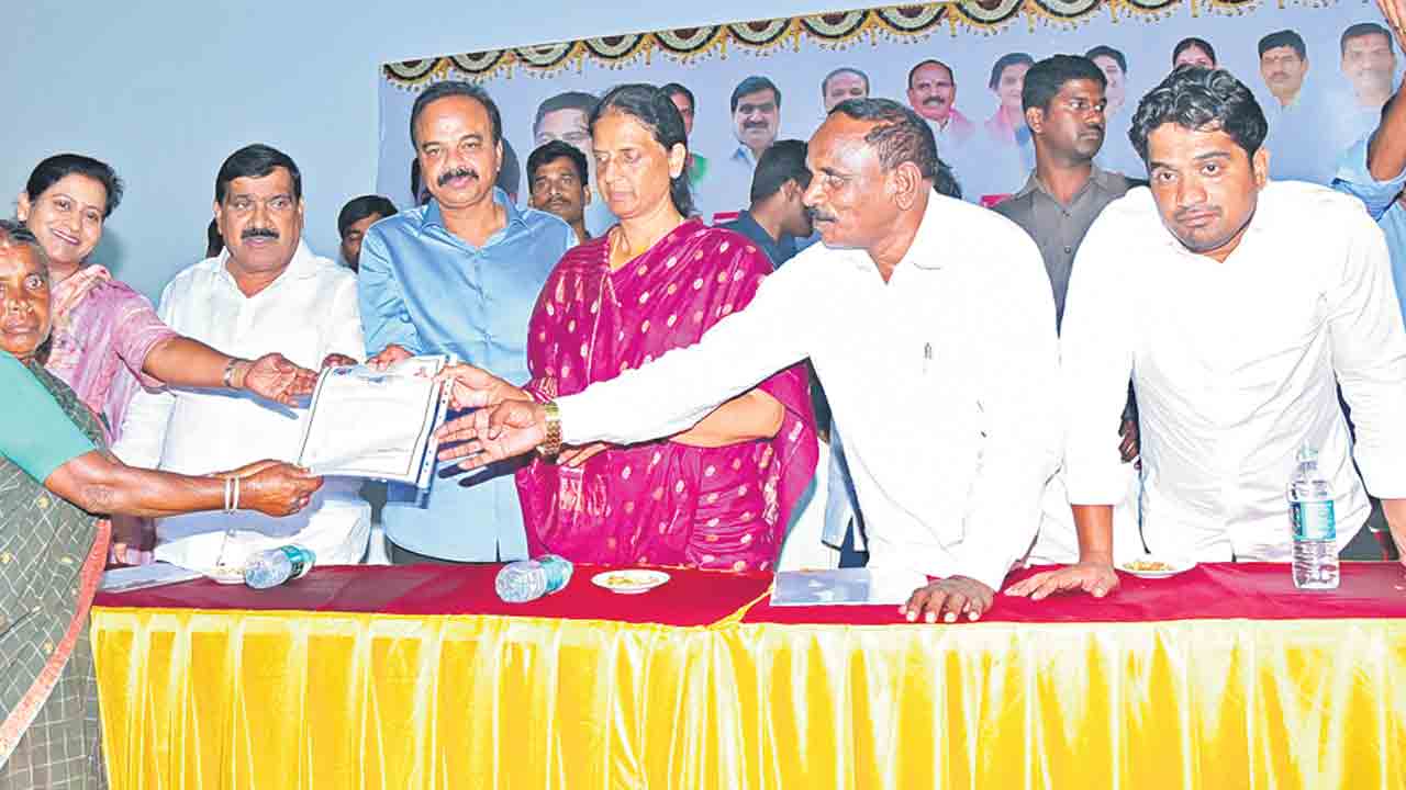 భూ నిర్వాసితులకు అండగా సర్కార్‌ అండగా 