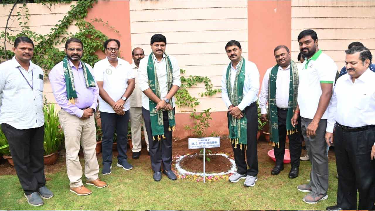 Green India Challenge | గ్రీన్ ఇండియా ఛాలెంజ్.. మొక్కలు నాటిన డీఆర్‌డీవో మాజీ చైర్మ‌న్