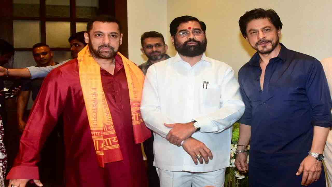 Ganesha Puja | మహారాష్ట్ర సీఎం ఇంట్లో గణపతికి పూజలు చేసిన షారుఖ్, సల్మాన్.. ఫొటోలు వైర‌ల్