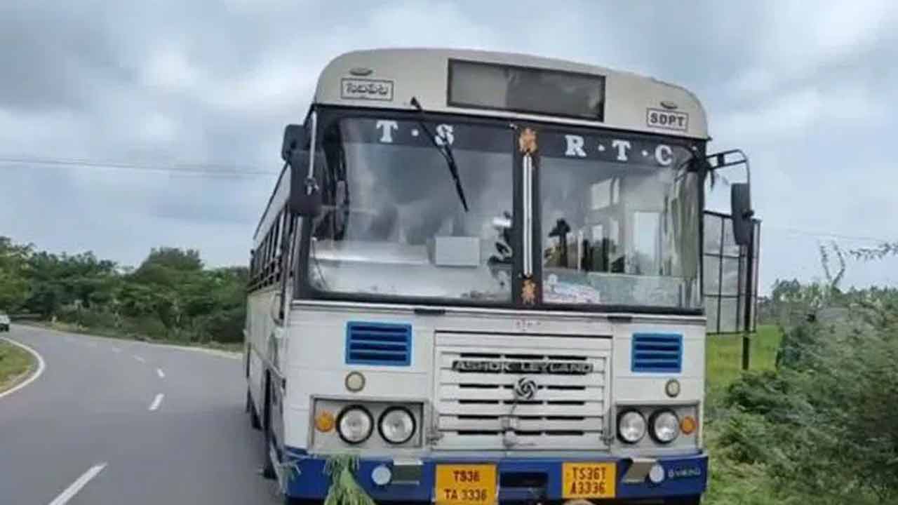 RTC Bus | సిద్దిపేట‌లో ఆర్టీసీ అద్దె బస్సు అపహరణ.. సిరిసిల్ల రూట్‌లో నడిపిన దొంగ