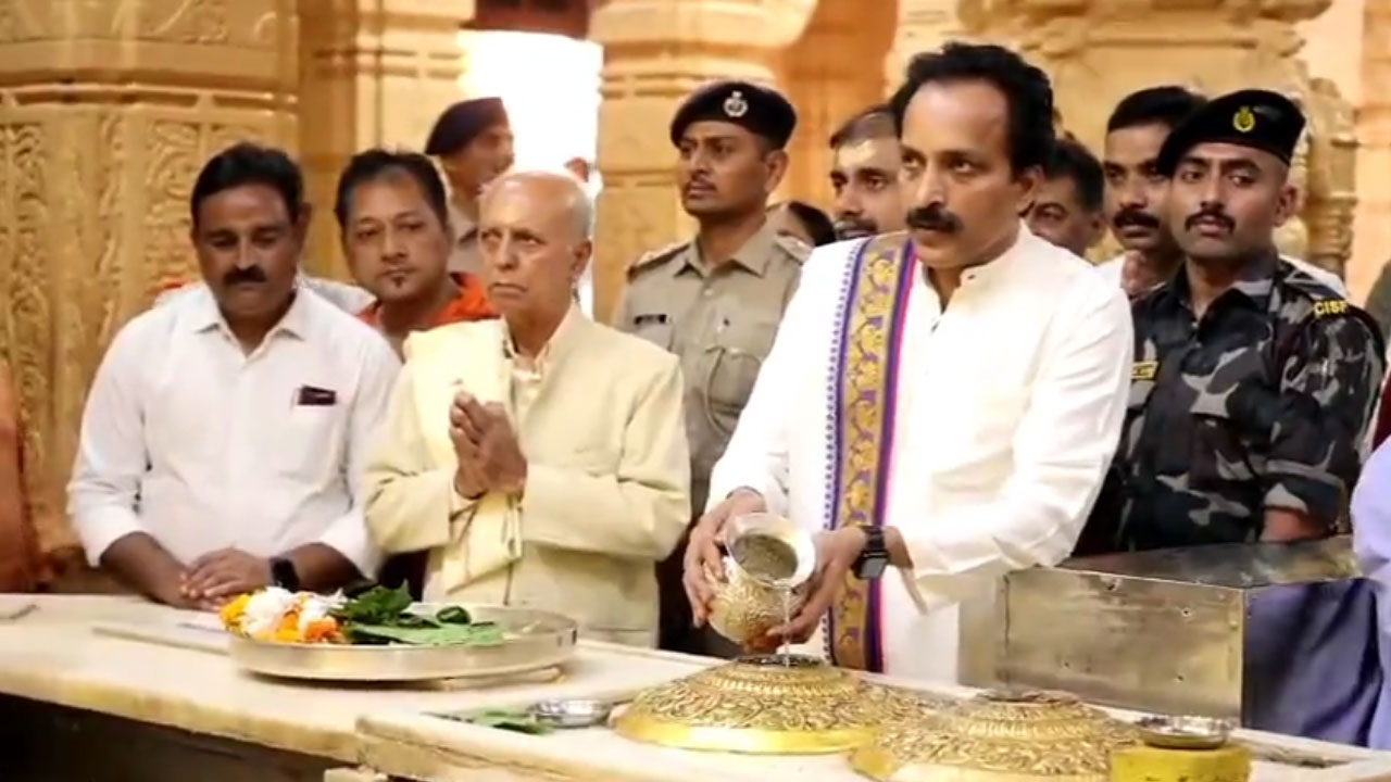 ISRO chief: సోమ‌నాథ ఆల‌యంలో ఇస్రో చీఫ్ పూజ‌లు