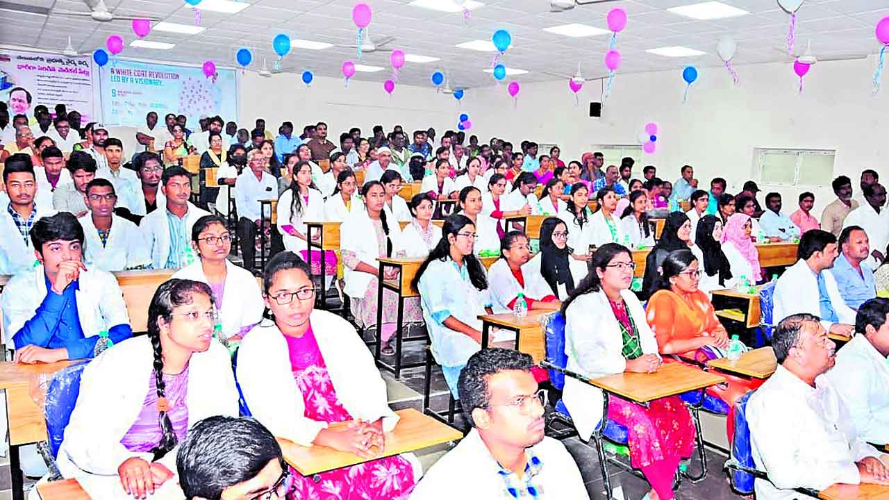 వైద్య విద్యోత్సవం.. మెడికల్‌ కాలేజీల్లో అంబరాన్నంటిన సంబురం