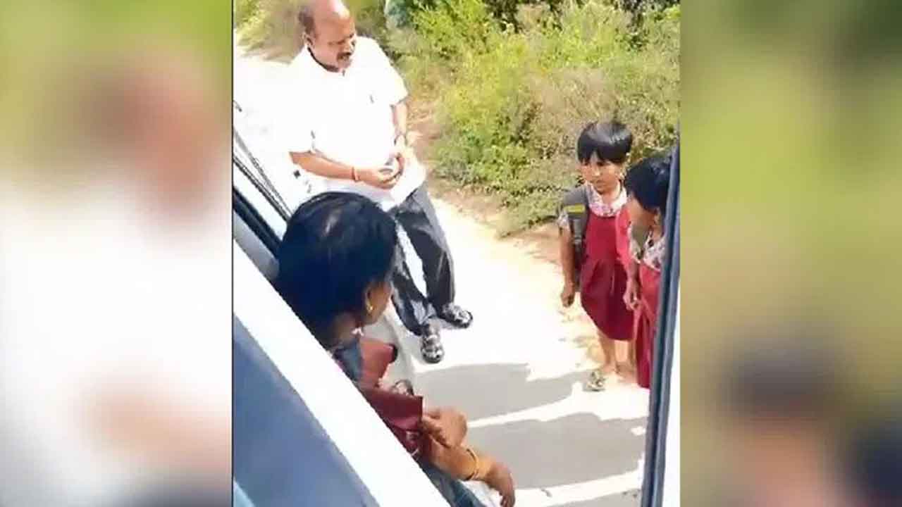 తన కాన్వాయ్‌లో.. విద్యార్థులను ఇంటి వద్ద దింపిన మంత్రి