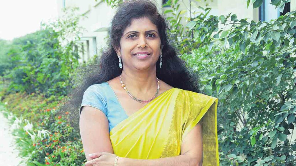 ఈమె పంటల డాక్టర్.. రైతన్నలకు సలహాలు కావాలంటే ఈమెనే సంప్రదిస్తారు ...