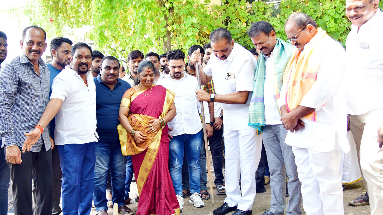 మభ్యపెట్టి మోసం చేసే వారికి బుద్ధి చెప్పాలి