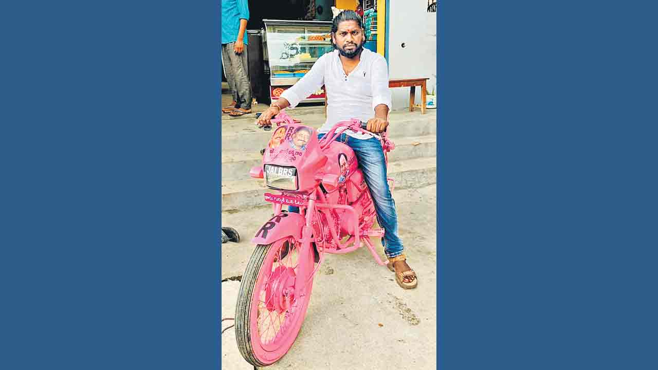 బైక్‌కు గులాబీ రంగు