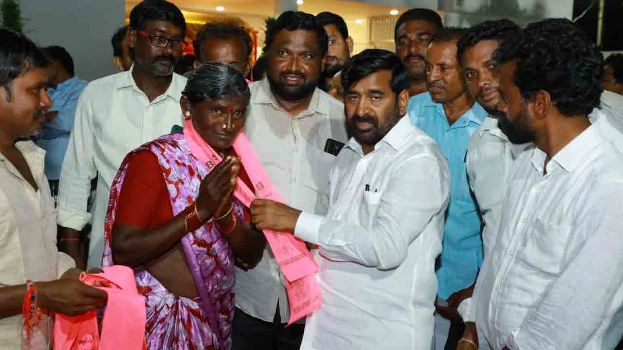 BRS | పెన్ పహాడ్ మండలంలో కాంగ్రెస్‌కు బిగ్ షాక్.. బీఆర్ఎస్‌లో చేరిన 25 కుటుంబాలు