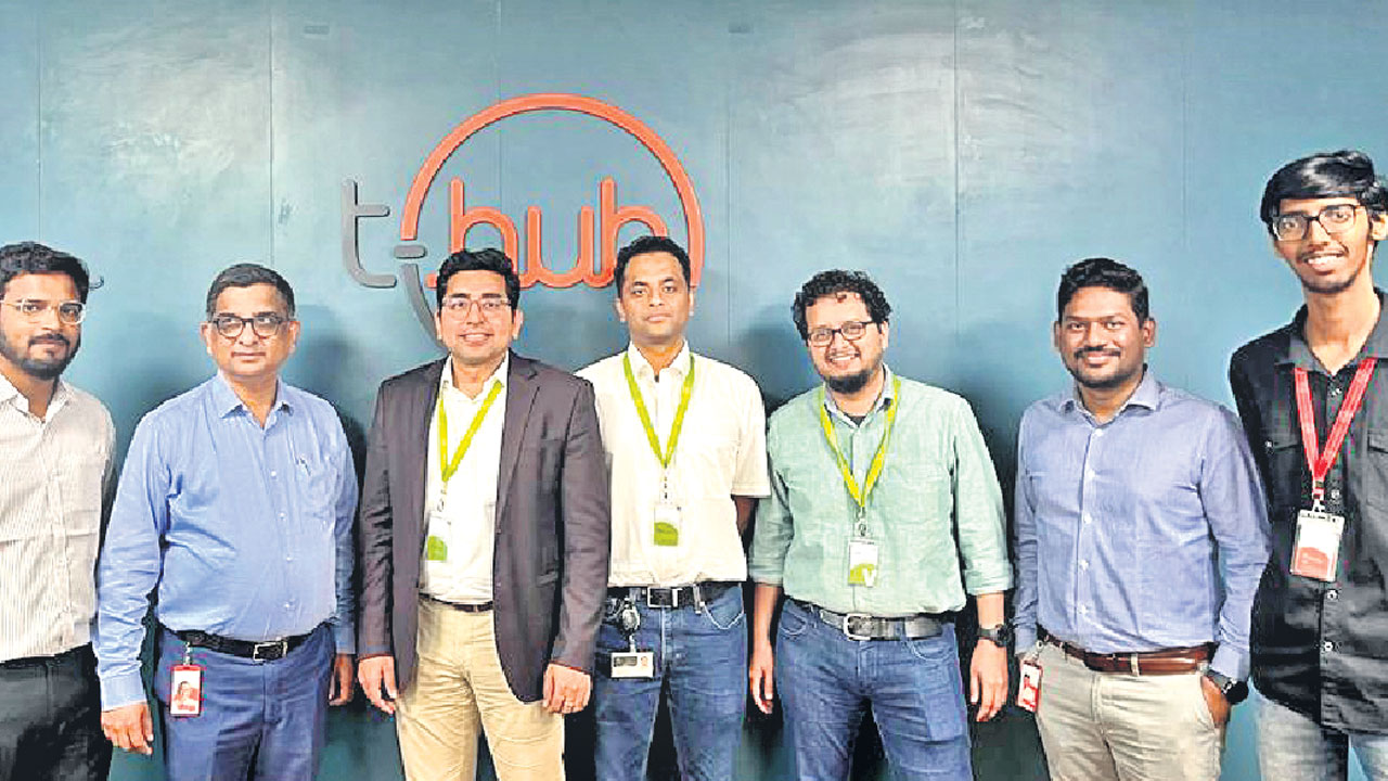 టీ హబ్‌లో బెంజ్‌ ప్రతినిధుల బృందం