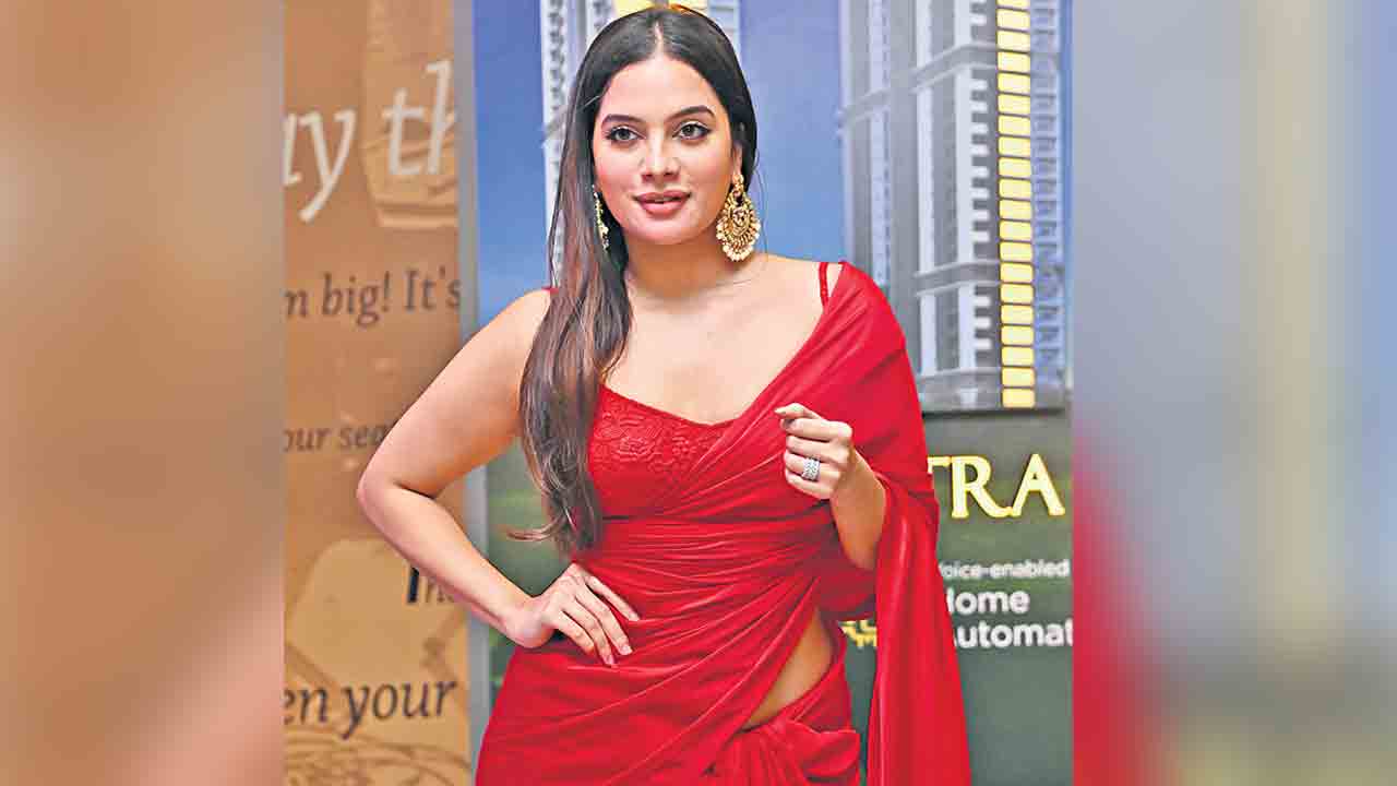 Tanya Hope | ఎర్ర చీరలో మెరిసిపోతున్న తాన్యా హోప్