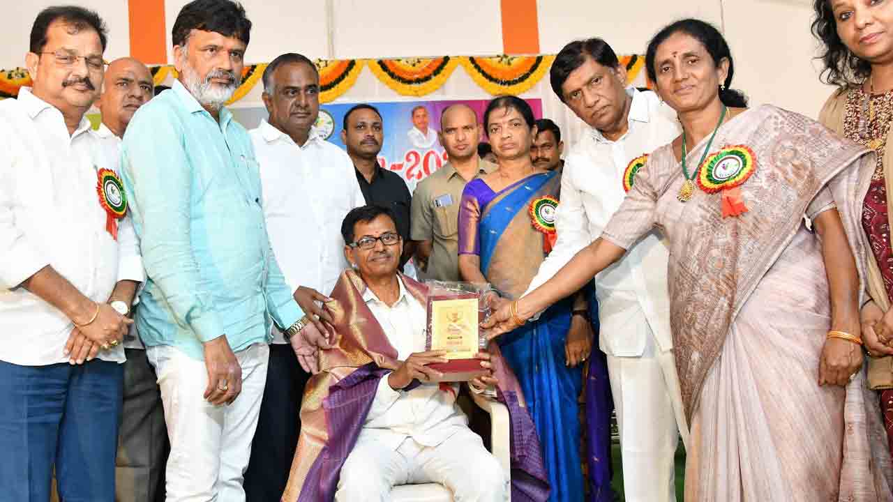 ఉపాధ్యాయ వృత్తి గౌరవప్రదమైనది..