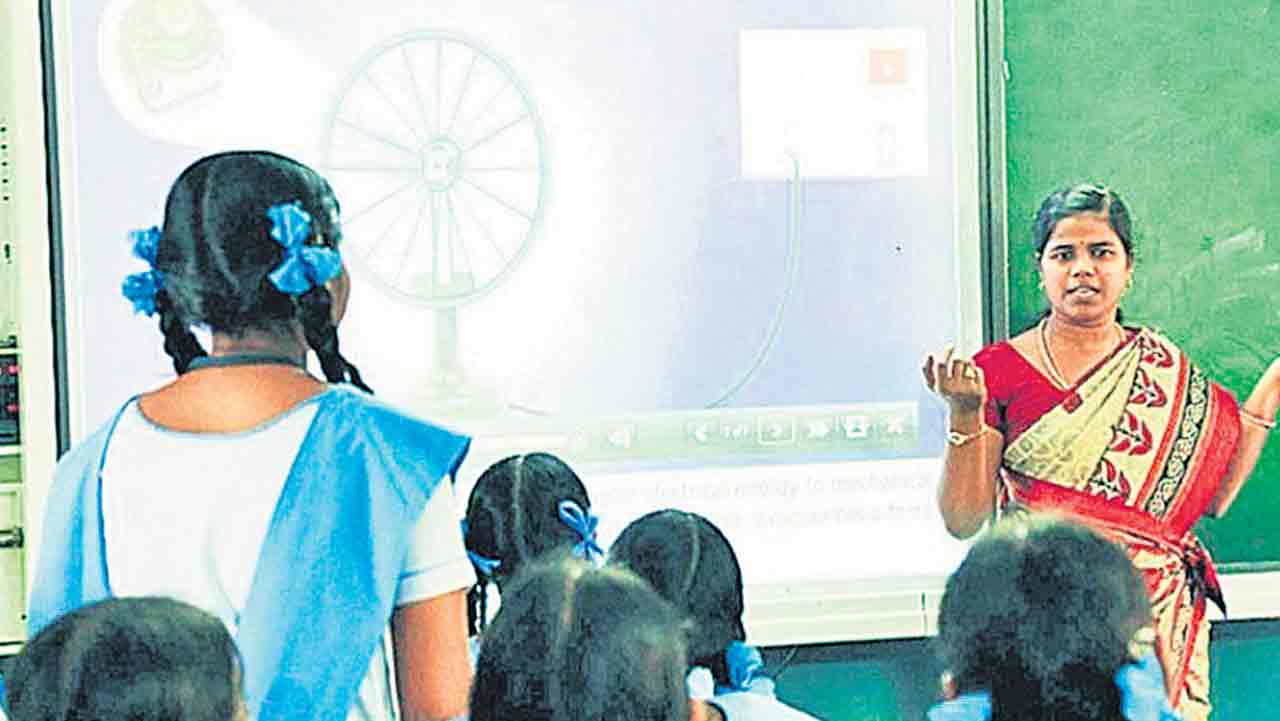 టీచర్‌..ఫుల్‌ హుషార్‌