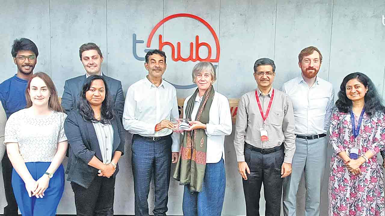 టీ-హబ్‌లో యూకే ప్రభుత్వ చీఫ్‌ సైంటిఫిక్‌ సలహాదారు