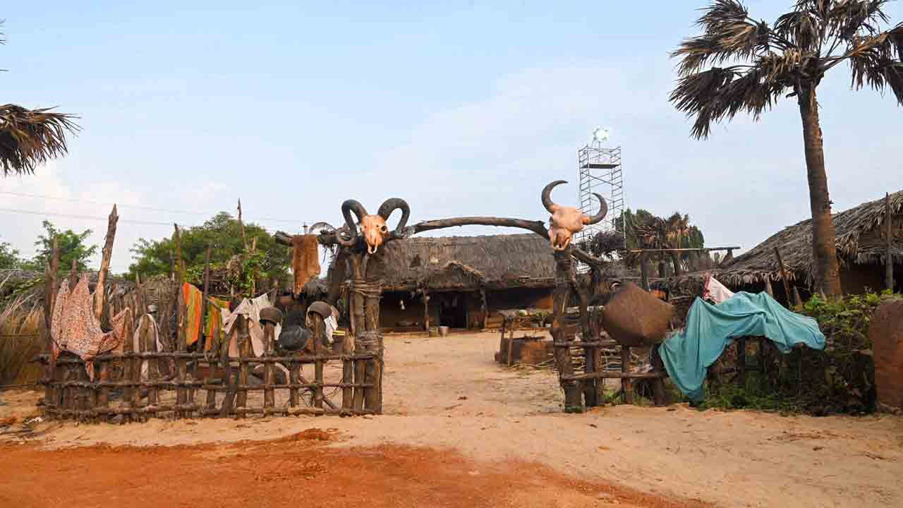 Tiger Nageswara Rao | అదిరిపోయిన స్టూవర్ట్‌పురం.. రంగస్థలం సినిమా రేంజ్‌లో ‘టైగర్ నాగేశ్వర్‌ రావు’ సెట్స్