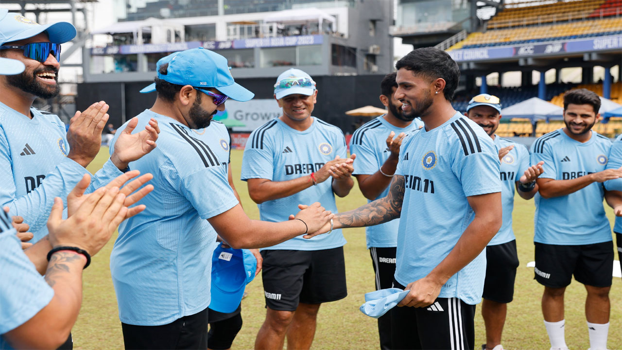 Asia Cup: టాస్ గెలిచిన ఇండియా.. తిల‌క్ వ‌ర్మ అరంగేట్రం