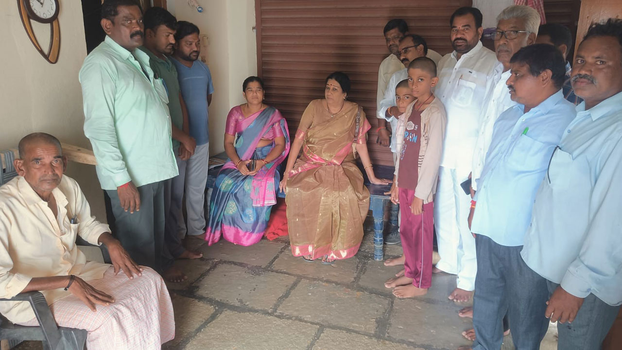 బాధిత కుటుంబాలకు ఉషాదయాకర్‌రావు పరామర్శ