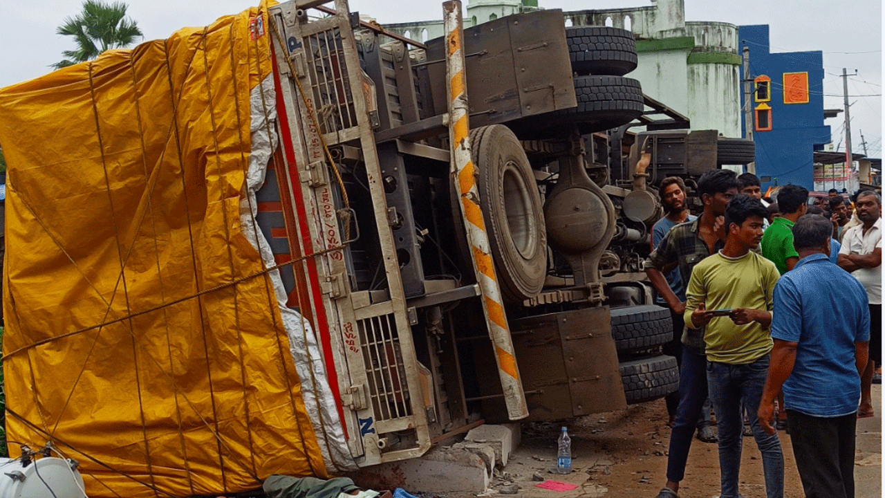 Road accident | వలస కూలీలను బలిగొన్న ఐచర్ వ్యాన్..రోడ్డు ప్రమాదంలో తండ్రీ కొడుకుల దుర్మరణం