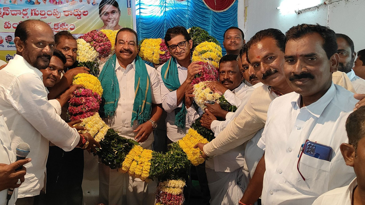 కాంగ్రెస్‌వి ప్రగల్భాలు.. బీఆర్‌ఎస్‌వి పథకాలు