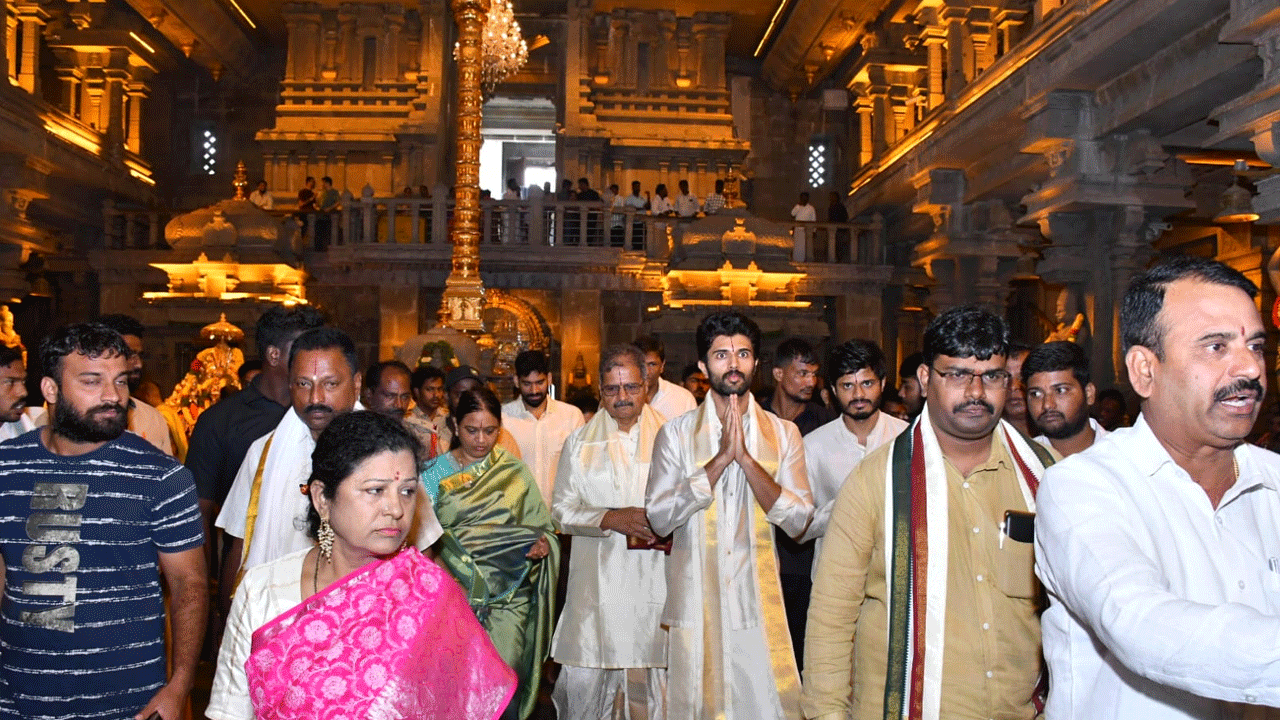 Vijay Devarakonda | యాదగిరిగుట్ట శిల్ప కళా నైపుణ్యం అద్భుతం : సినీ నటుడు విజయ్ దేవరకొండ