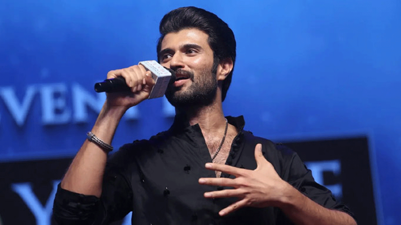 Vijay Devarakonda | బ్యాక్‌ గ్రౌండ్‌ ఉన్న హీరోలను ఇలా అడిగే ధైర్యం మీకు ఉందా.. అభిషేక్‌ పిక్చర్స్‌కు సవాళ్‌ విసురుతున్న విజయ్‌ దేవరకొండ అభిమానులు..!