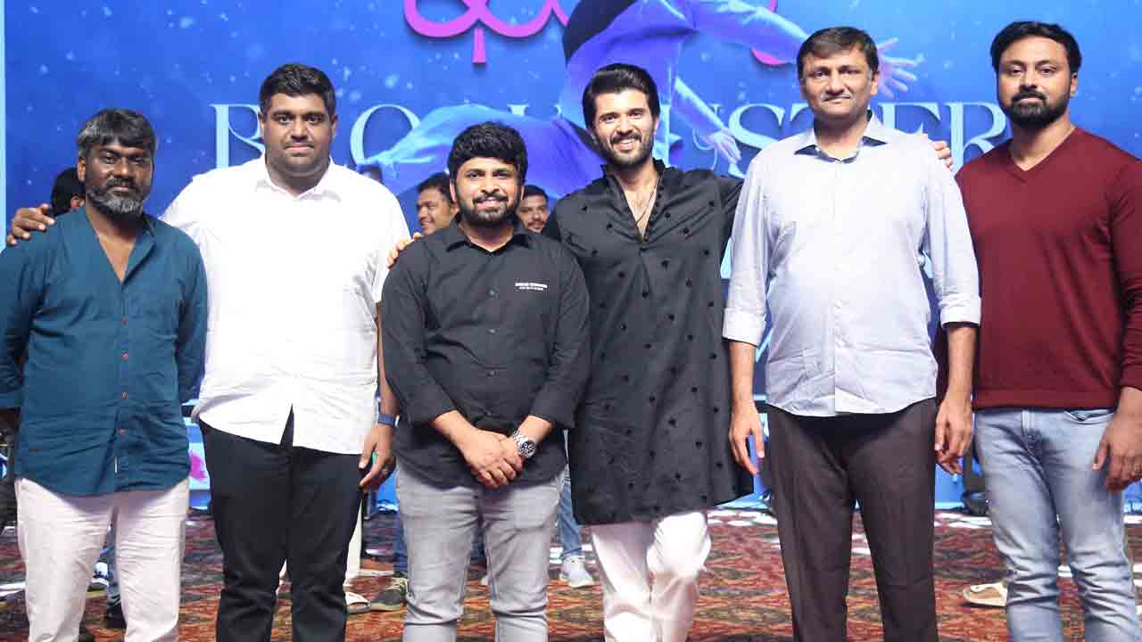 Vijay Devarakonda | అభిమానులకు కోటి నజరానా