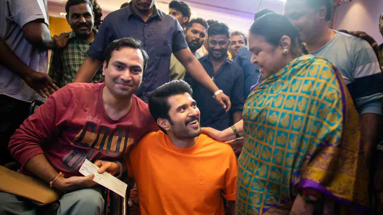 అందరికి ‘ఖుషి’ పంచుతూ..