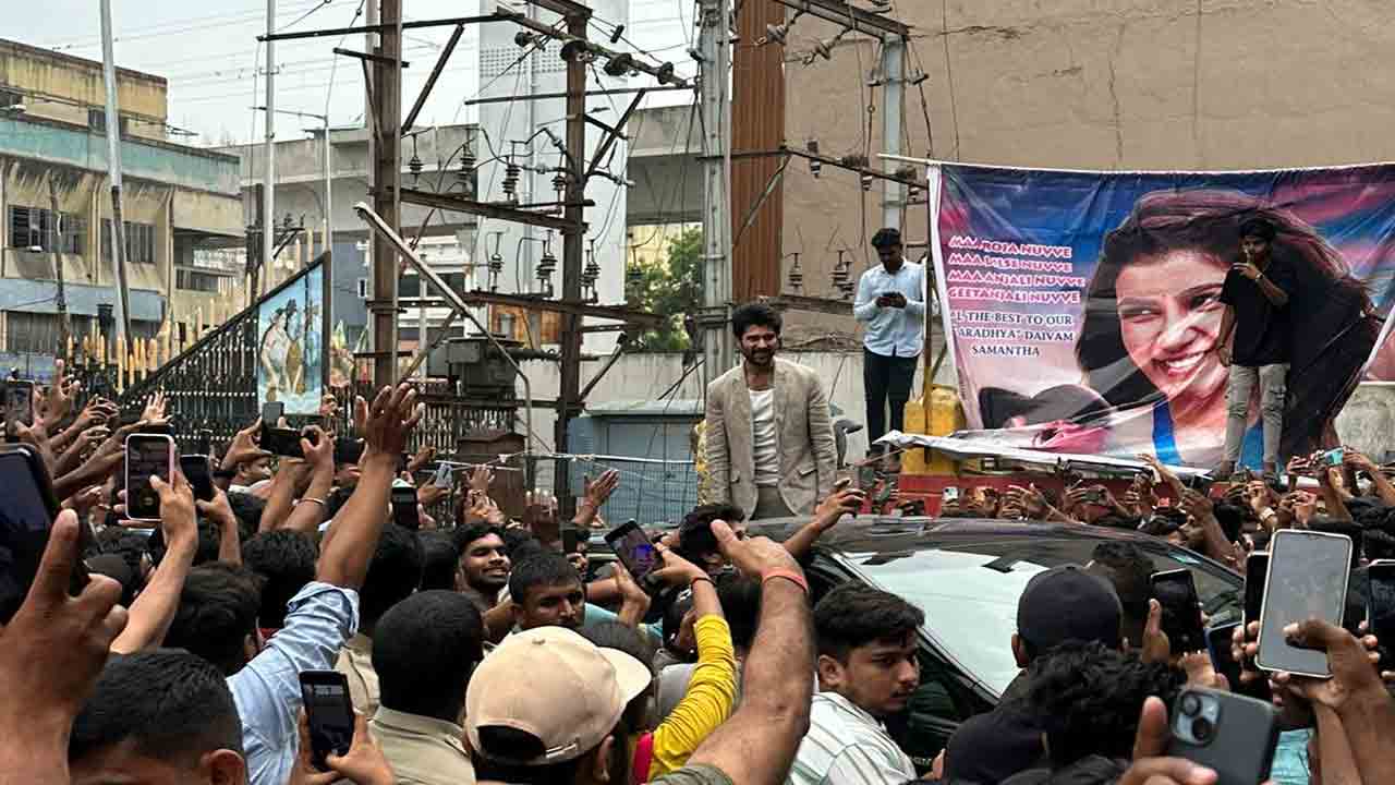 Kushi Movie | సంధ్య థియేటర్‌లో ‘ఖుషి’ సినిమా చూడటానికి వచ్చిన విజయ్ దేవరకొండ.. వీడియో వైర‌ల్