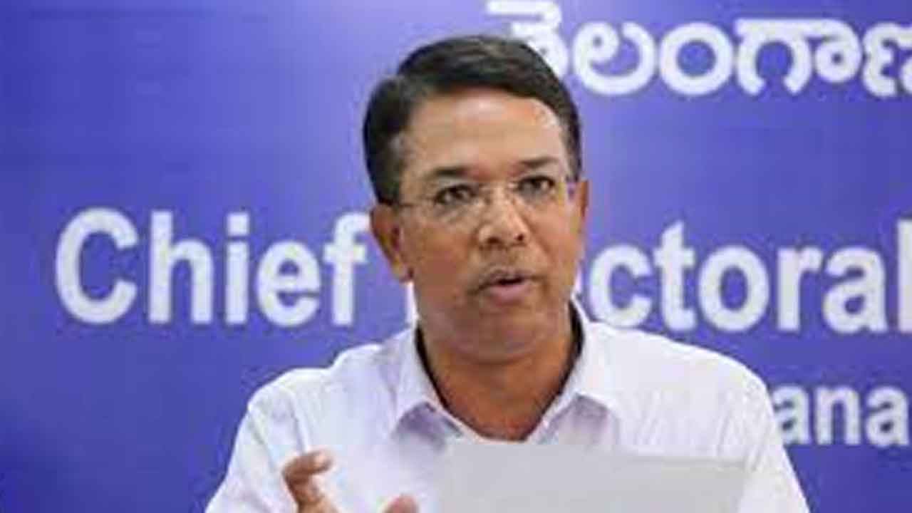 ఓటరు దరఖాస్తులను త్వరగా పరిశీలించండి