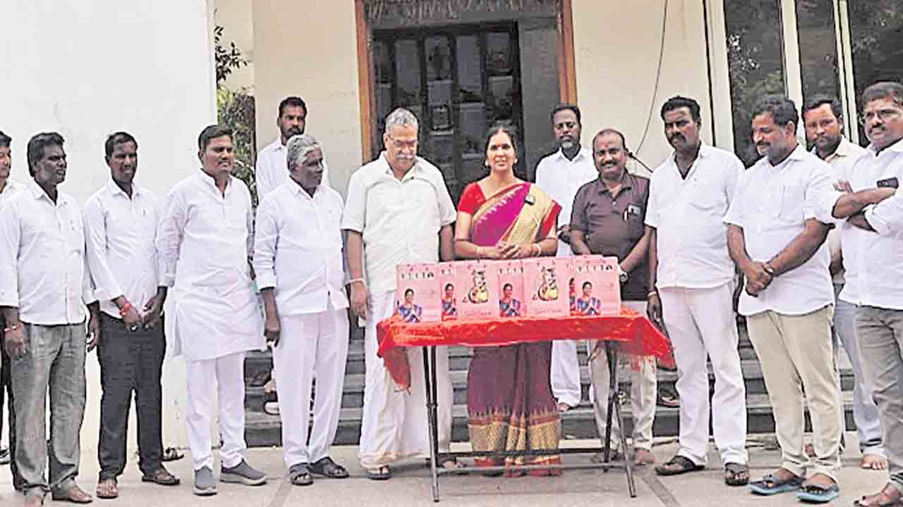 మట్టి విగ్రహాలను ప్రతిష్ఠించాలి