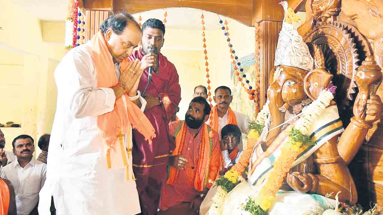 నాయకులు.. వినాయకులు..