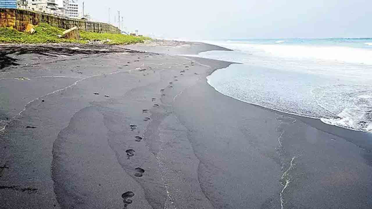 Vizag Beach | వైజాగ్‌ బీచ్‌లో మళ్లీ నల్లగా మారిన ఇసుక.. ఇలా ఎందుకు జరుగుతుంది?
