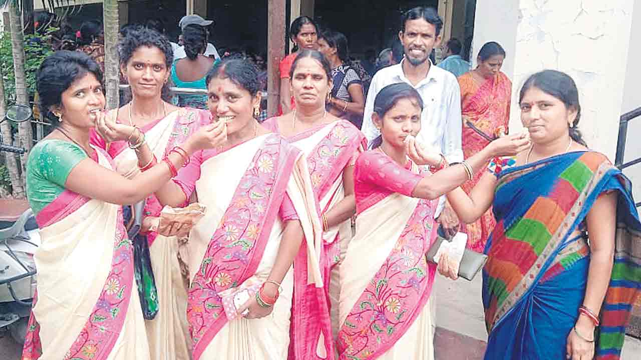 వీవోఏలకు గౌరవం