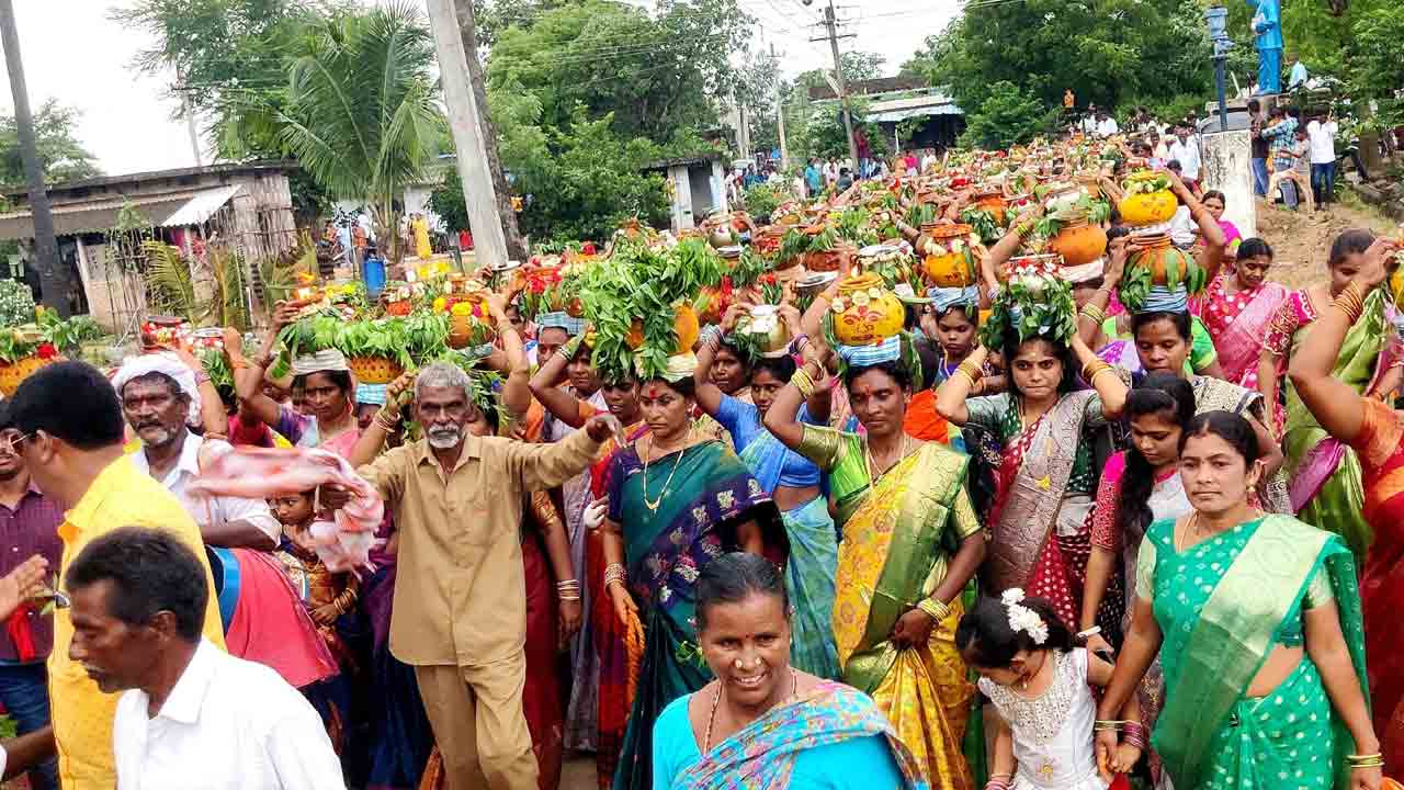 ఘనంగా సామకొత్తల పండుగ