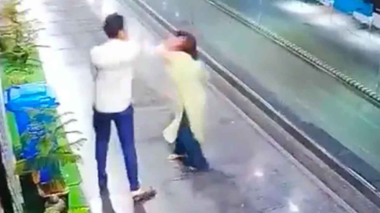 Gujarat |  ప్రధాని సొంత రాష్ట్రం గుజరాత్‌లో దారుణం.. మహిళను నడిరోడ్డుపై ఈడ్చుకెళ్లిన స్పా యజమాని