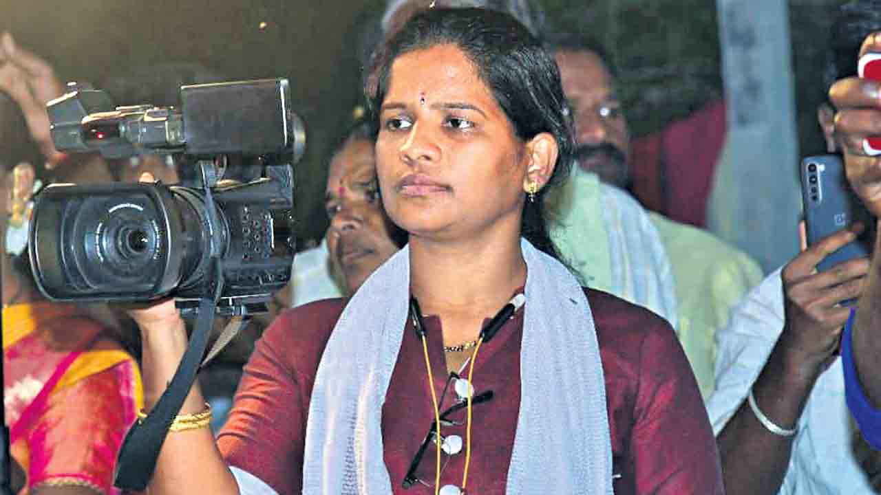 కెమెరా యోధురాలు