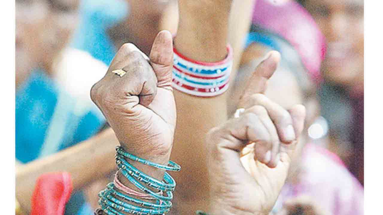 అతివ మేలుకో అవకాశం అందుకో..