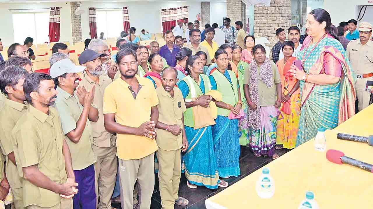 కర్మచారీలను వేధిస్తే బ్లాక్‌ లిస్టులో పెడతాం