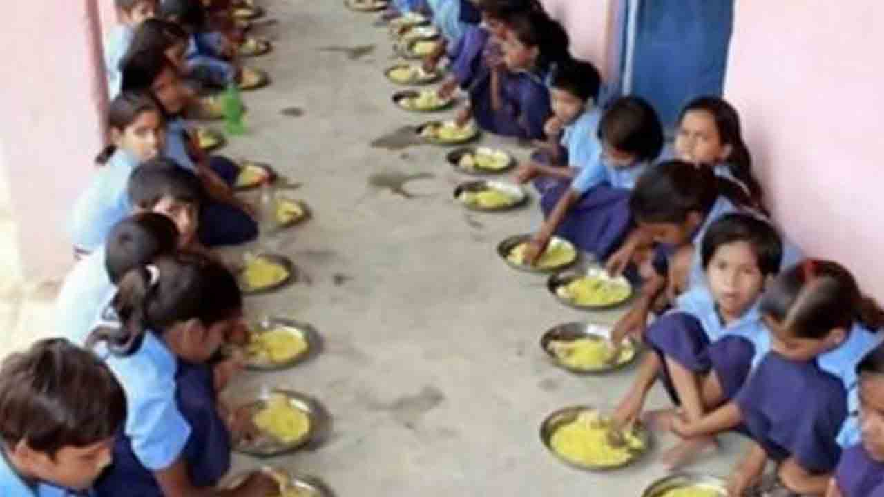 UP Schools | యూపీలో విద్యార్థులకు పురుగుల అన్నం