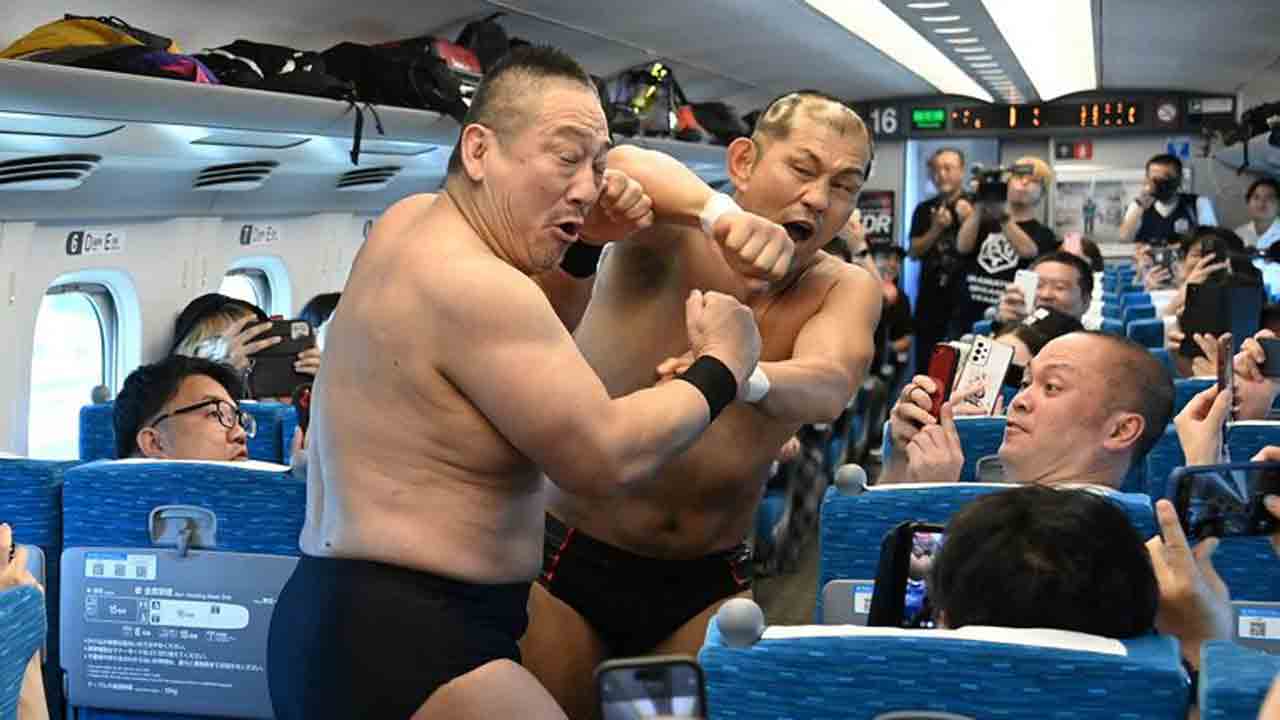 Wrestling In Bullet Train | బుల్లెట్ ట్రైన్‌లో రెజ్లర్ల‌ పిడిగుద్దులు.. వీడియో చూసి తీరాల్సిందే