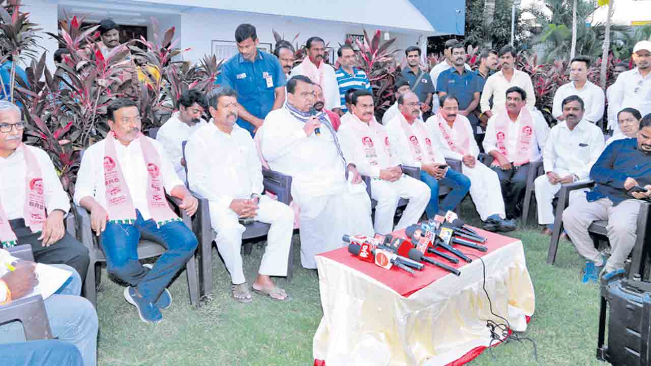 కేసీఆర్‌ను లక్ష ఓట్ల మెజార్టీతో గెలిపించాలి