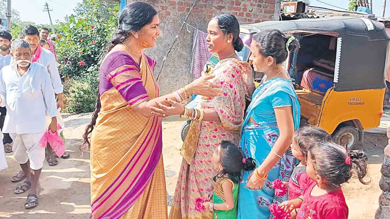 మీ ఆడబిడ్డగా అడుగుతున్న.. ఆలోచించి ఓటేయండి