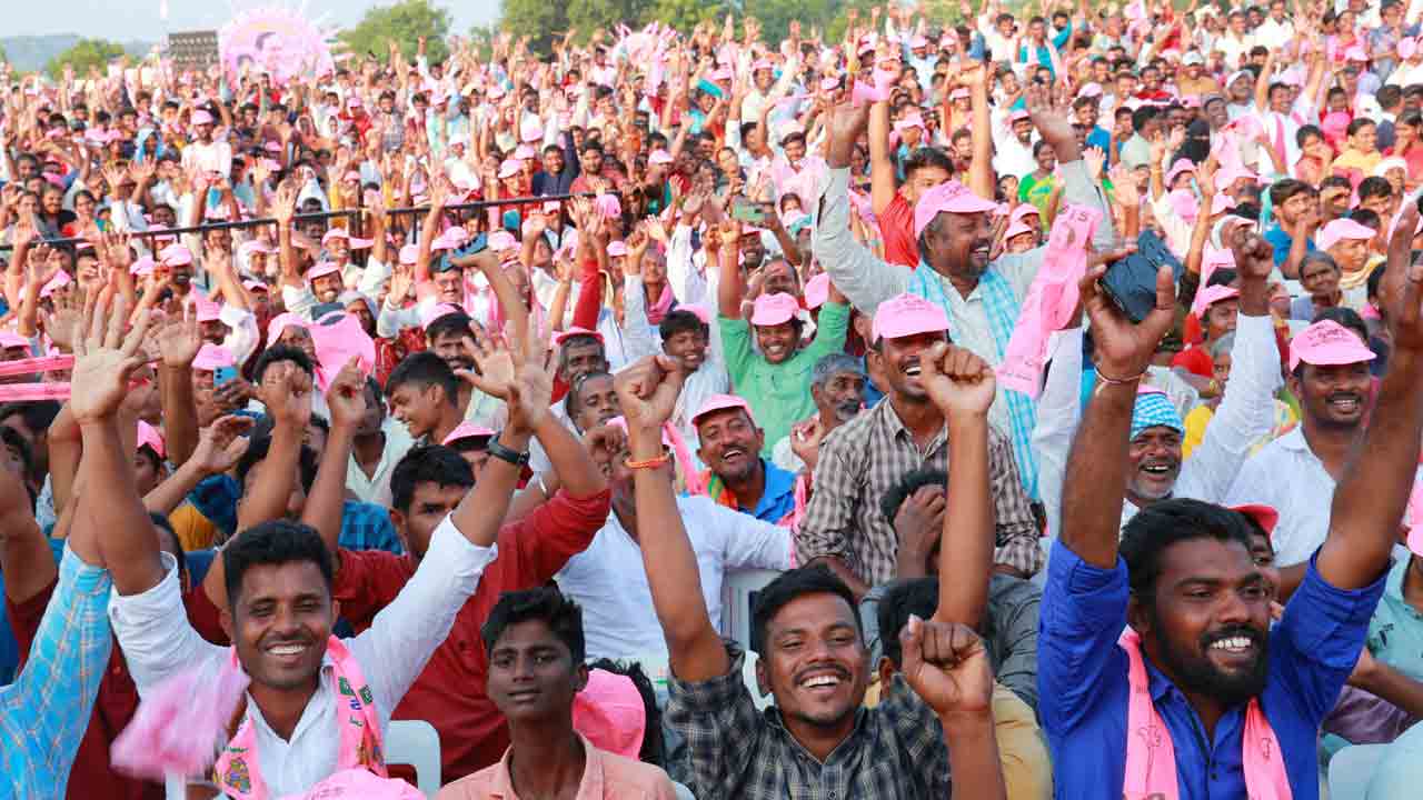 జననేత చెంతకు జన వరద