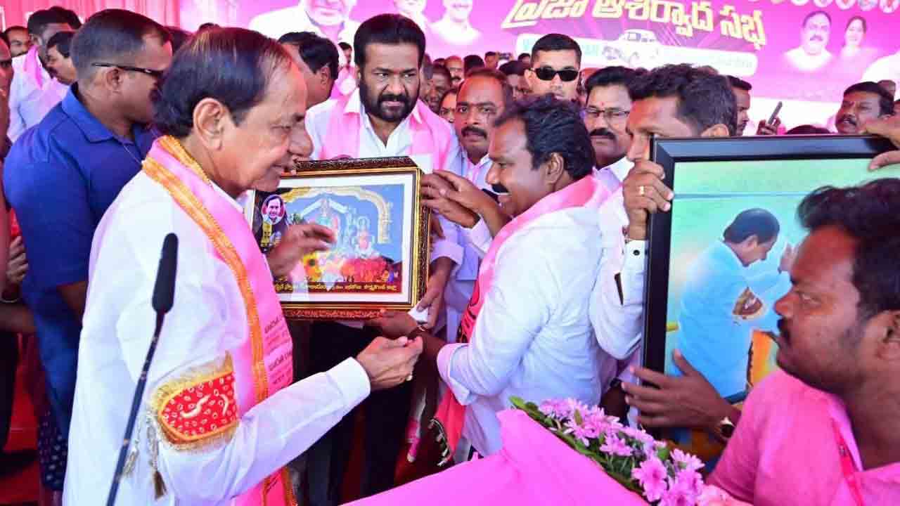 సీఎం కేసీఆర్కు ఐనవోలు మల్లన్న ప్రసాదం అందజేత