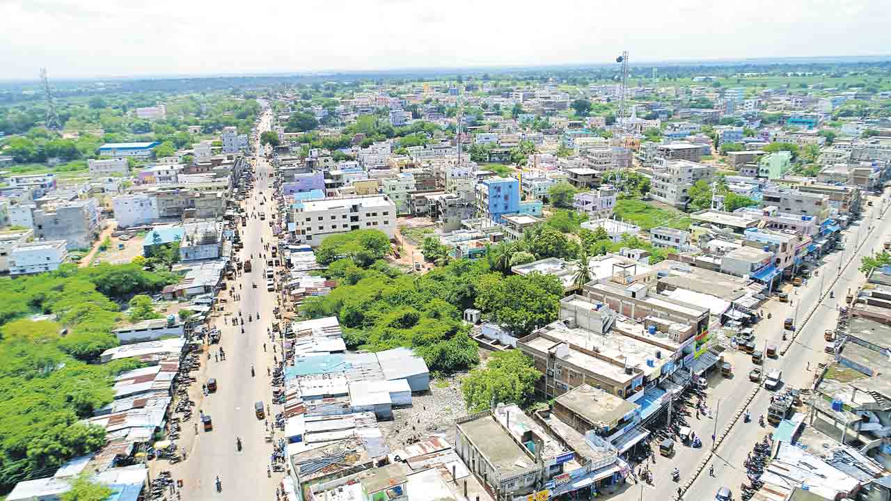 నిధుల వరదతో.. వెనుకబాటు పరారు