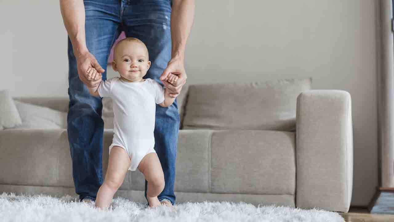 పాప కుంటుతున్నది