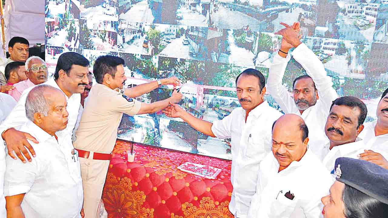 104 కాలనీల్లో 1080 సీసీ కెమెరాలు