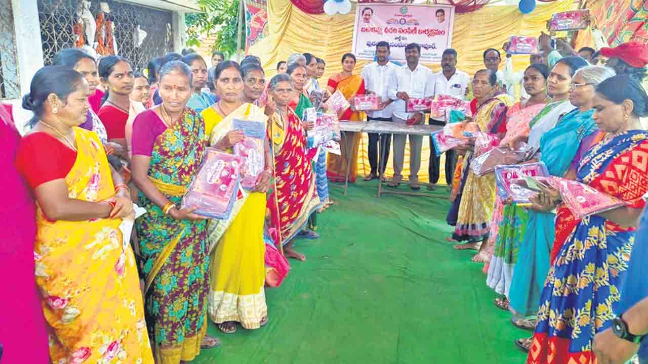 మహిళలకు బతుకమ్మ చీరెల పంపిణీ