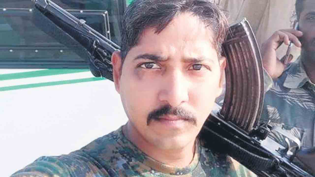 రివాల్వర్‌ ఎత్తుకెళ్లి.. అత్తను కాల్చి..